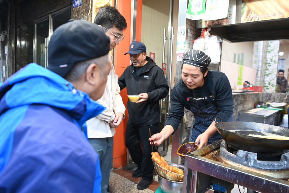 顾客正在排队购买早餐　新华社记者　范培珅　摄