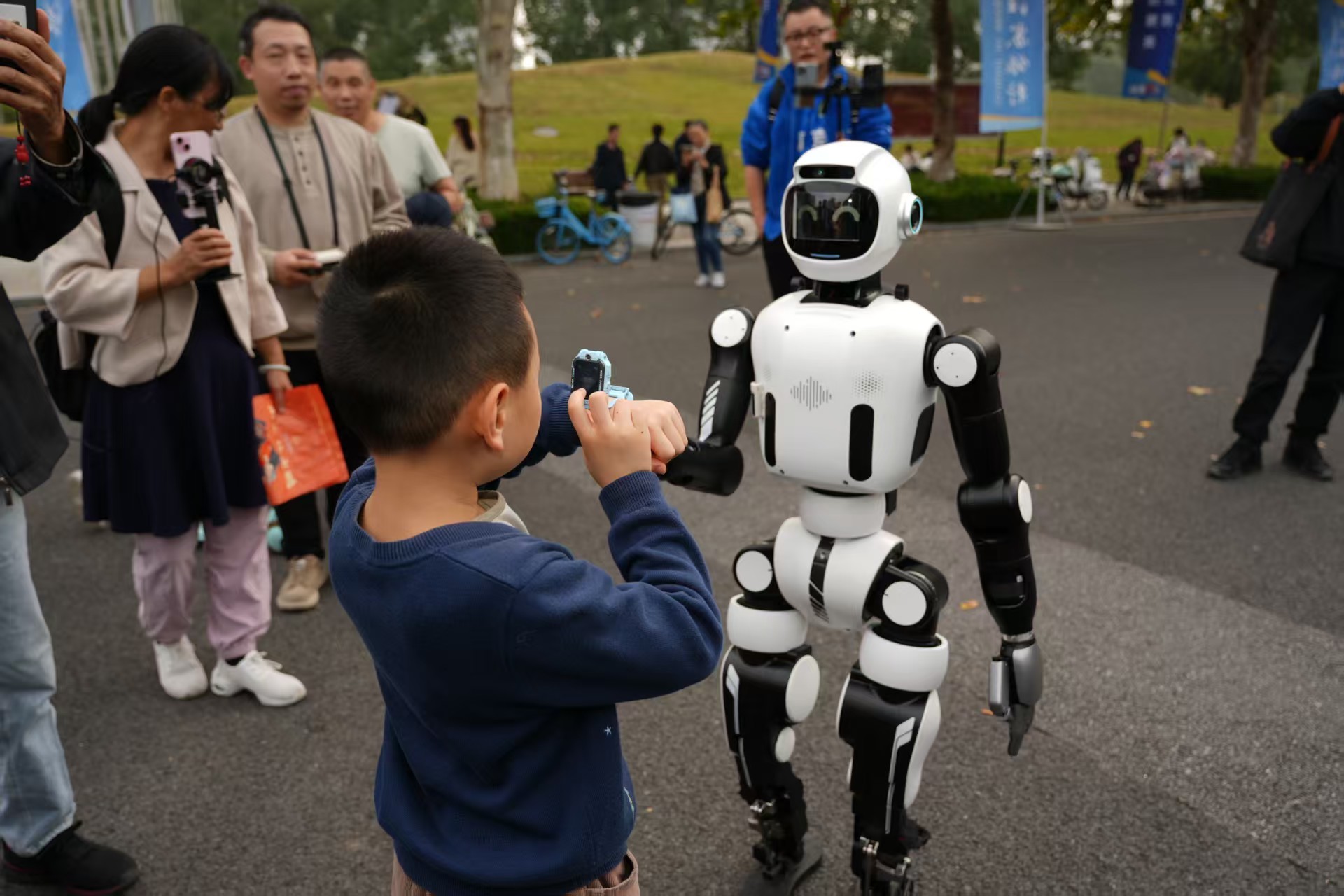 苏超决赛邂逅“机器人啦啦队”,南京机器人产业闪耀赛场