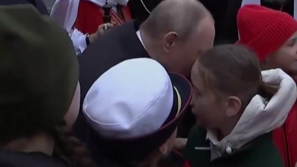 小女孩求助“能不能把叔叔送去好医院治疗”，普京当场承诺