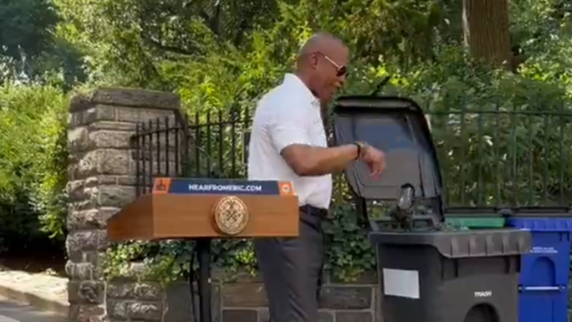 太“先进”啦！纽约市长称“带盖垃圾桶”为“革命性创意”