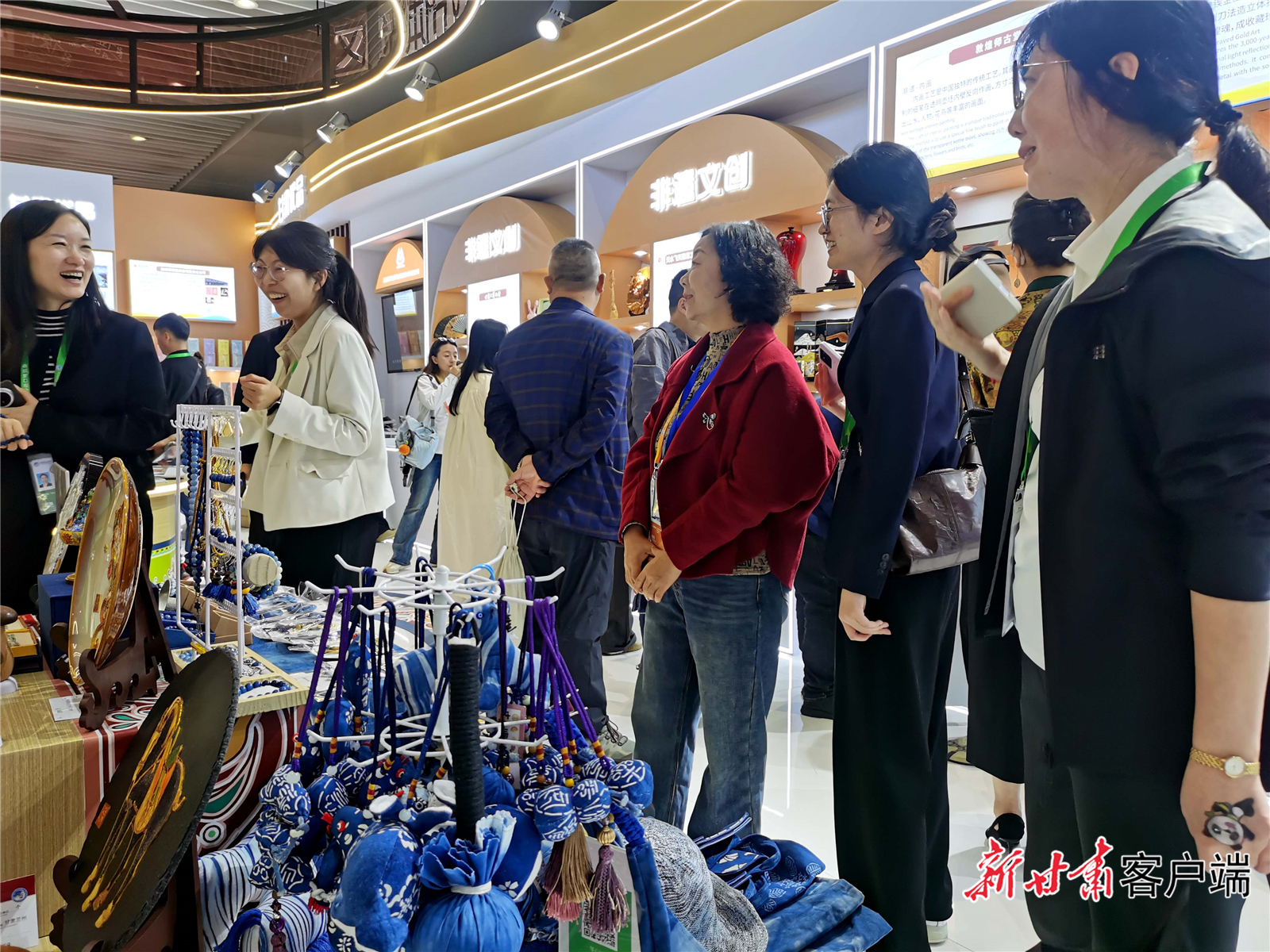 第八届进博会甘肃非遗展馆 新甘肃·甘肃日报记者 王占东