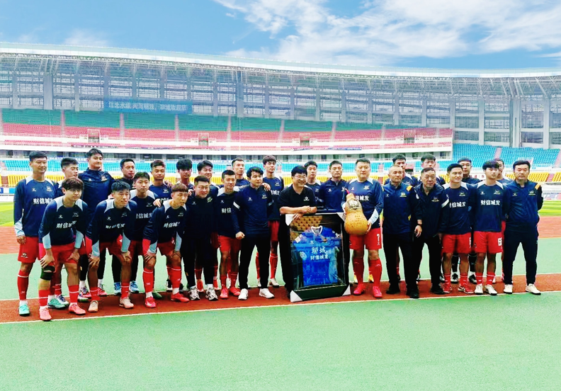 聊城艺术家李霖赠《断金》葫芦 助力传奇足球队决战鲁超之巅