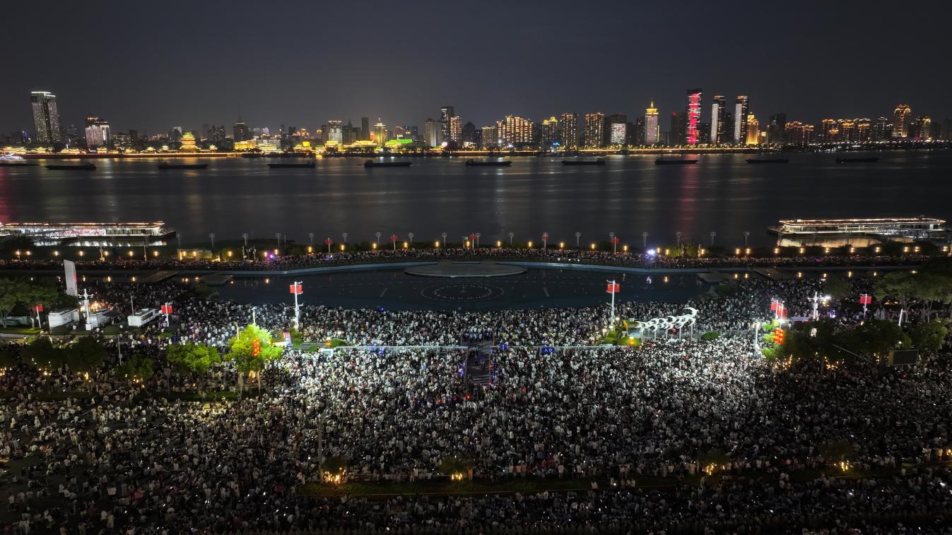 2025年南昌市国庆烟花晚会秋水广场人潮涌动。 江西日报 图