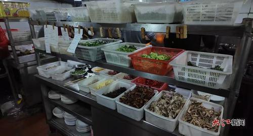 客人可以直接进后厨看食材点菜。