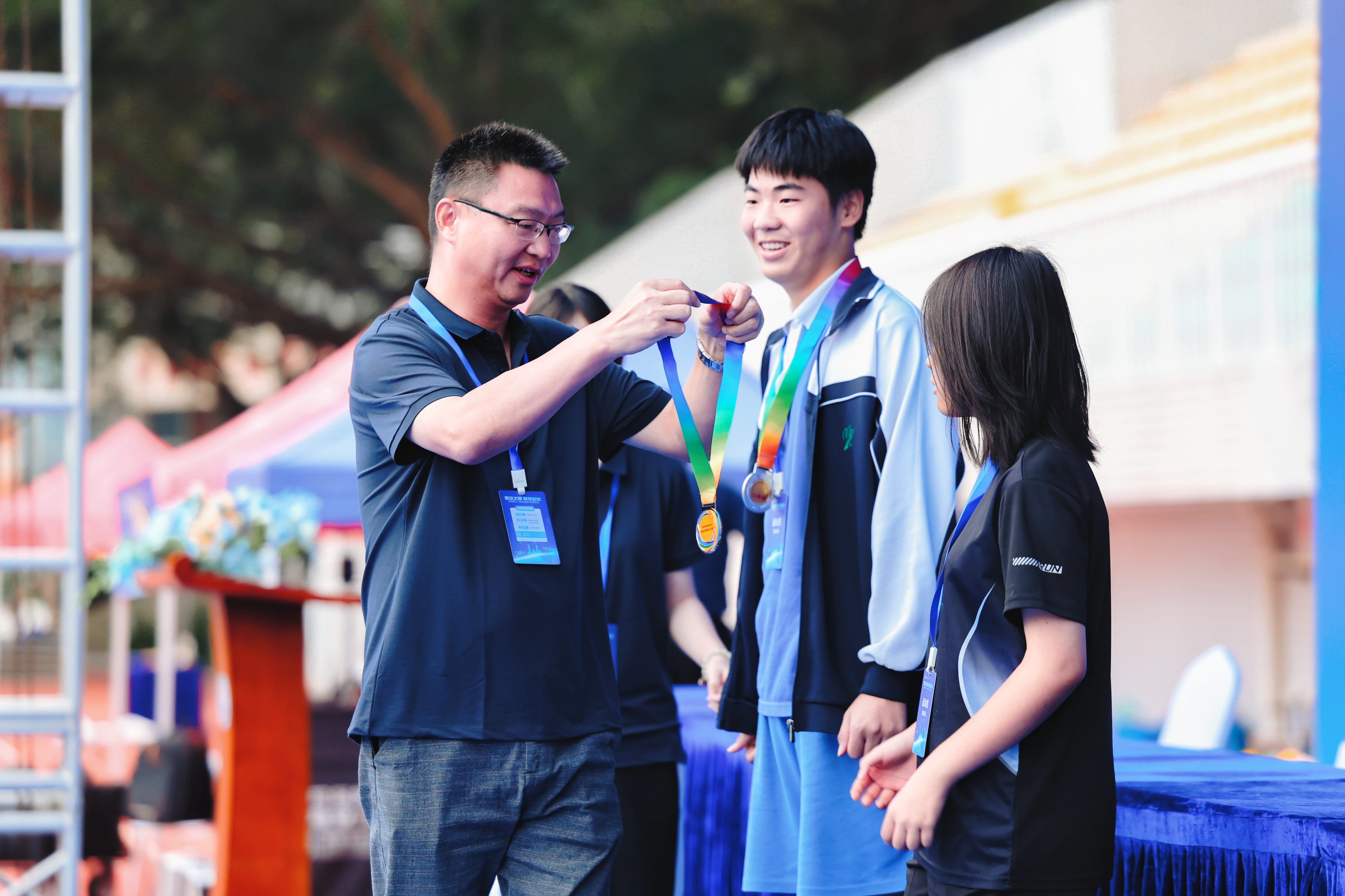 颁奖仪式上,全球低空经济系统展览交易中心总裁、太可普乐(深圳)无人机科技有限公司董事长夏俊波给获奖选手们颁奖。