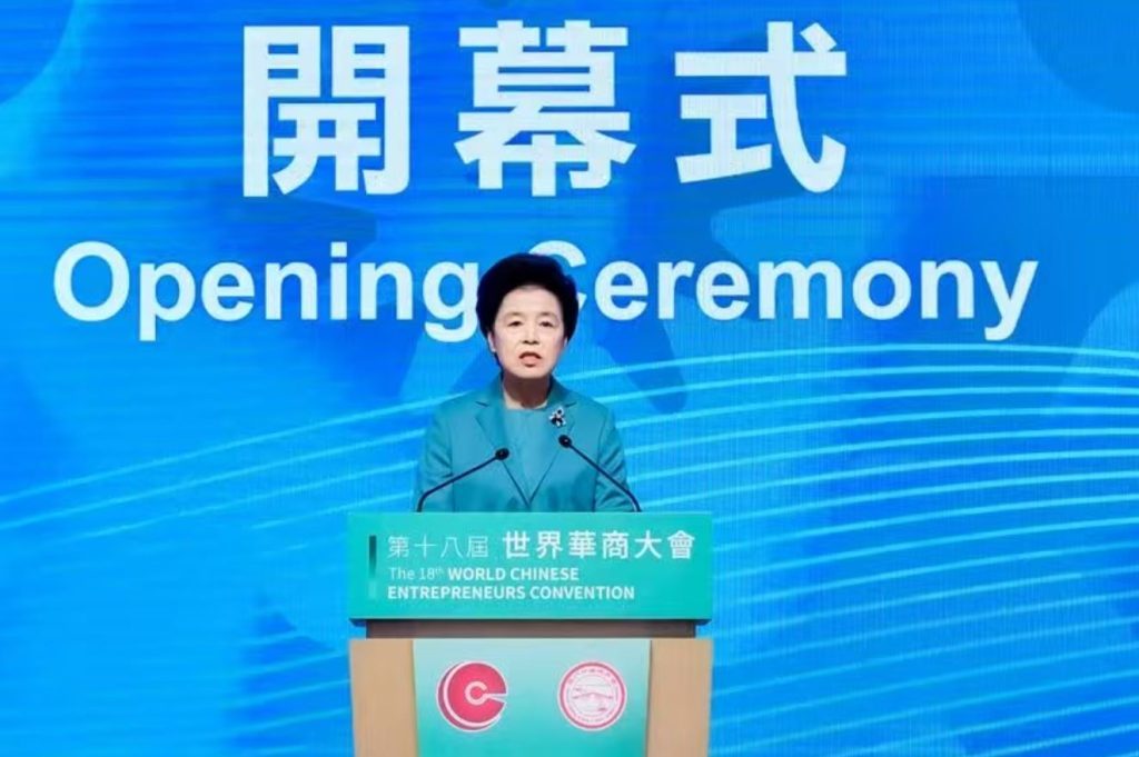 ▲全國政協副主席咸輝