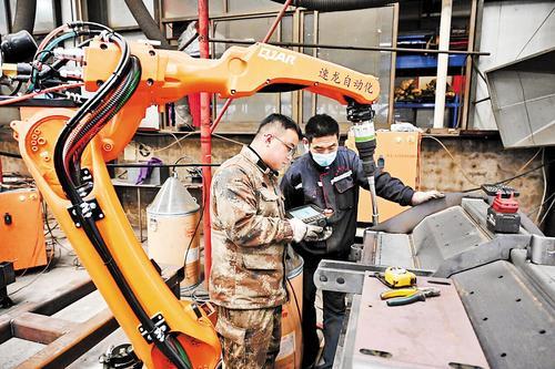 10月24日，河北耕耘农业机械制造有限公司生产车间，工人在设定自动焊接机器人参数。本报记者 闫德见摄