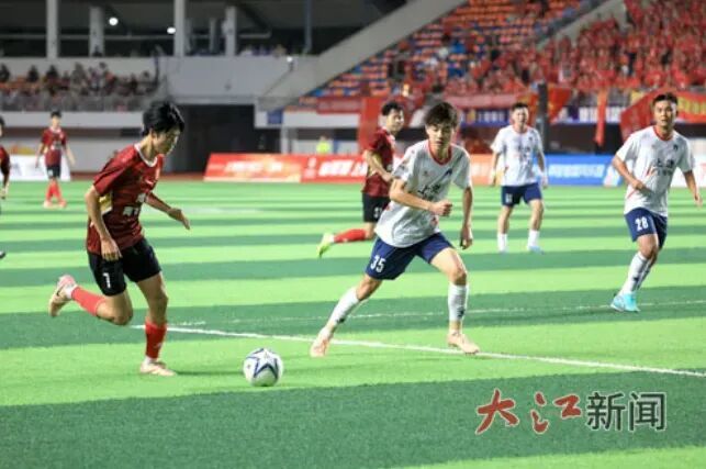 8月2日,在比赛中梅开二度的南昌队7号球员夏威夷带球突破。江西日报全媒体记者 李征 摄