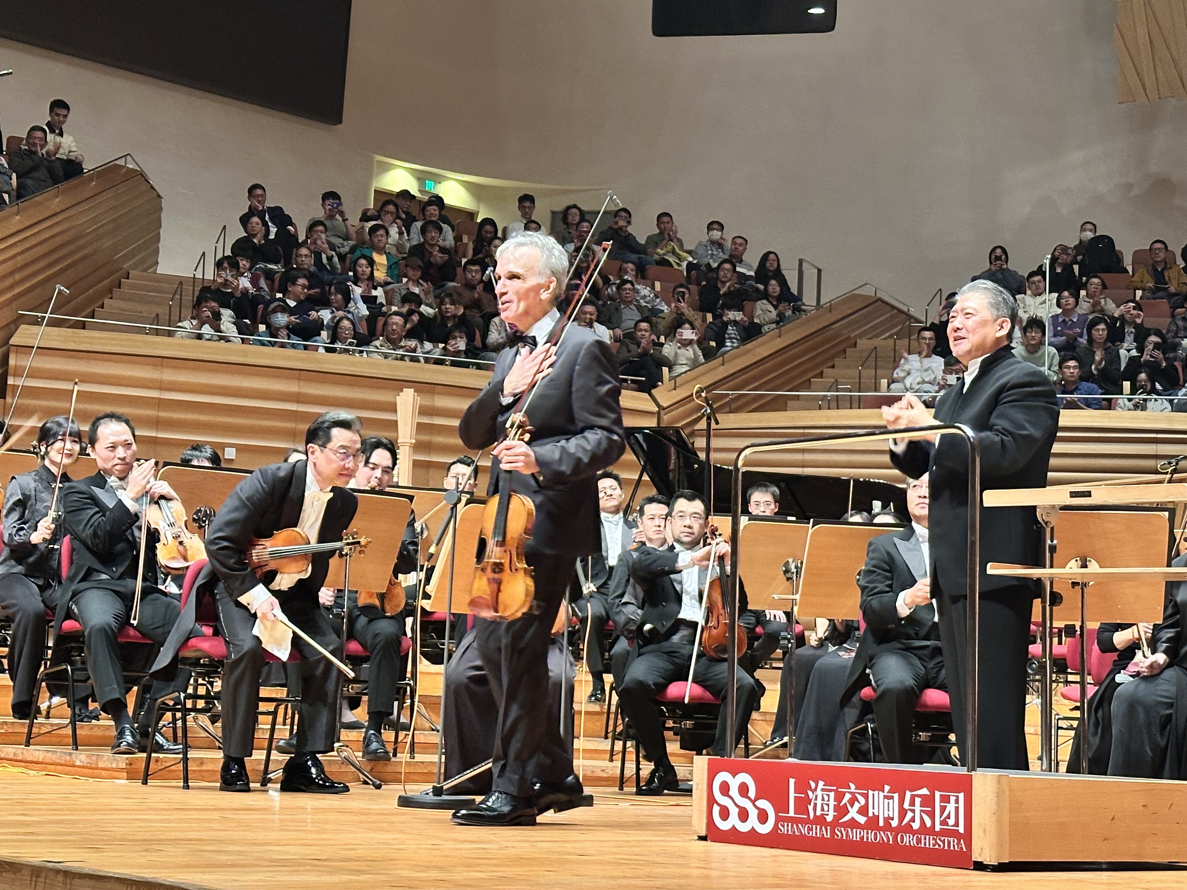 视频：指挥余隆和沙哈姆手牵手上台谢幕。澎湃新闻记者　何涛　摄(00:30)