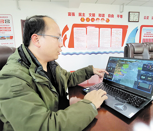 10月22日，省地质矿产勘查开发局第八地质大队工作人员陈作艺介绍七里海潟湖湿地生态预警监测系统如何发挥作用。 本报记者 李冬云摄