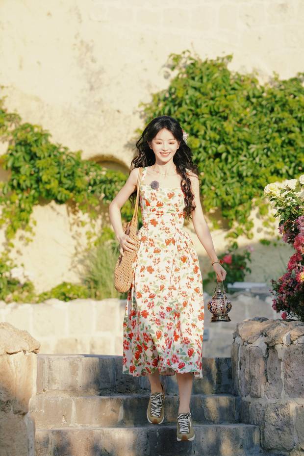 田曦薇身材纤细,少女感十足。