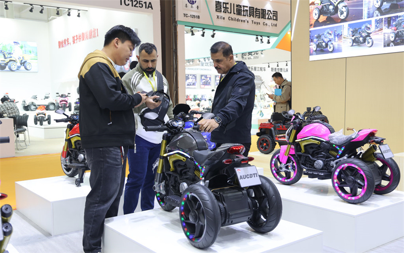 11月6日,在第二十届中国·北方(平乡)国际自行车童车玩具博览会上,参展企业工作人员向外国客商介绍产品。