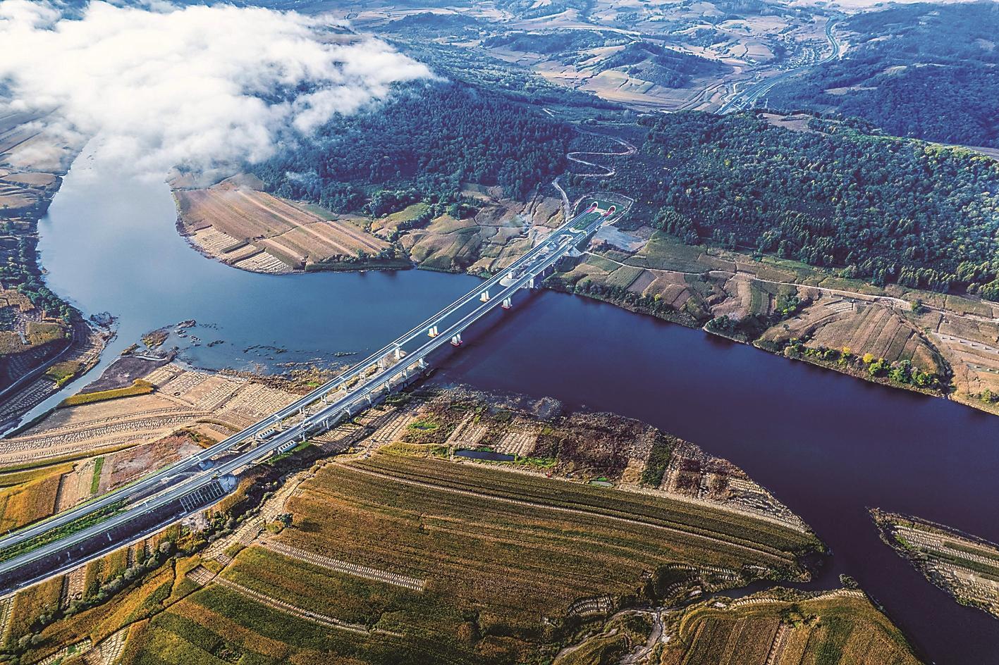 G334作为国家公路网的重要组成部分,在我省境内绵延895公里。图为俯瞰G334桦甸段。 李克昊 摄