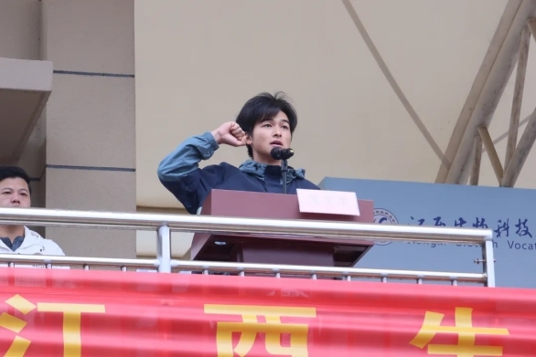 运动员代表教育艺术系24级社会体育1班肖芳培宣誓