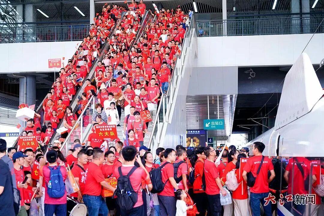 赣超球迷有序进站乘坐球迷专列。视觉江西 邹阳 刘立 陈文杰 摄