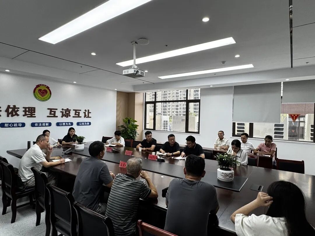 综治中心召集相关人员进行“专家会诊”，为群众开出对症解纷的“法治良方”。