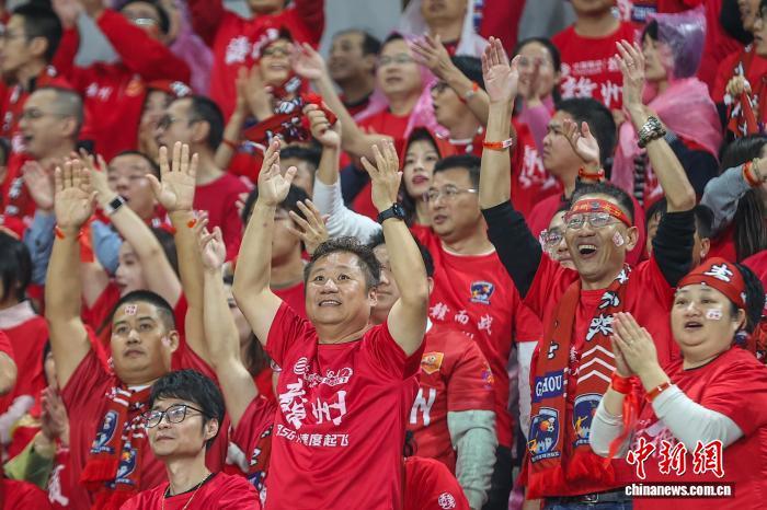 图为11月2日,江西赣州,“赣超”决赛第二回合比赛现场,赣州队球迷在给球队加油助威。刘力鑫 摄