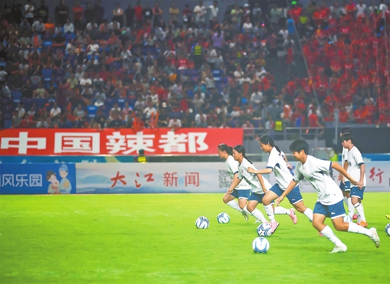 9月7日,萍乡市奥体中心体育场,江西女足U16队队员给现场观众带来了精彩的暖场节目。