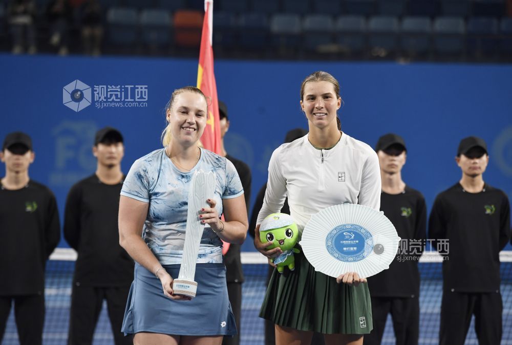 单打冠亚军颁奖。