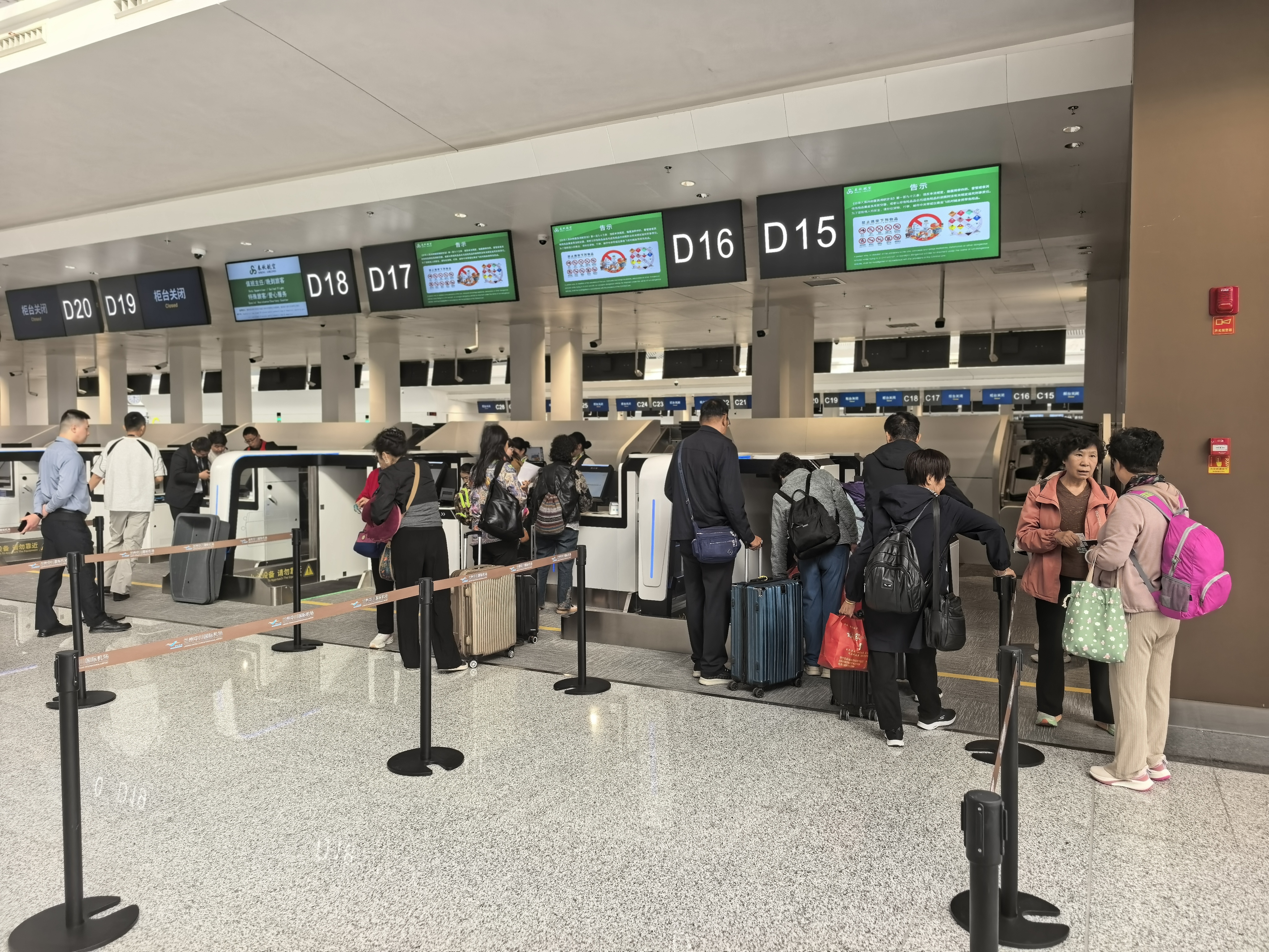 首航旅客办理登机牌