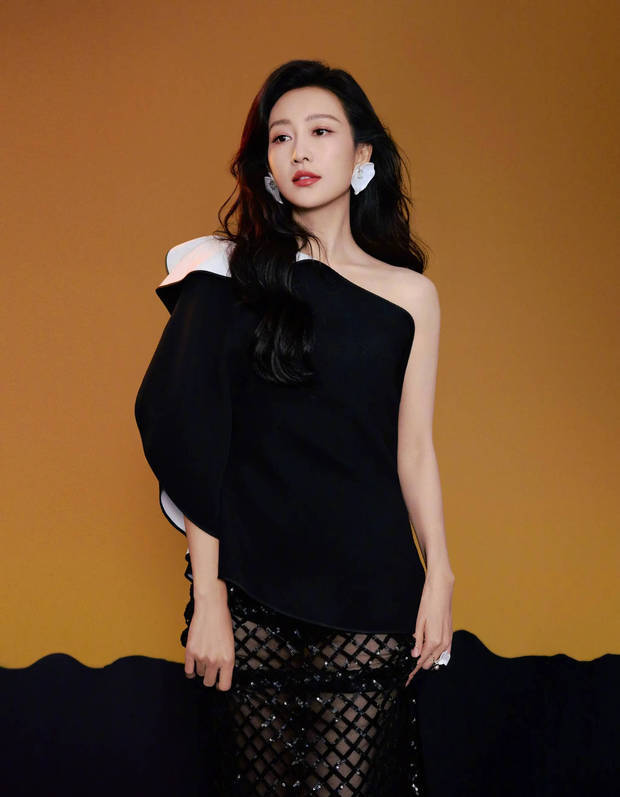 王鸥秀光滑香肩,肌肤白嫩细腻。