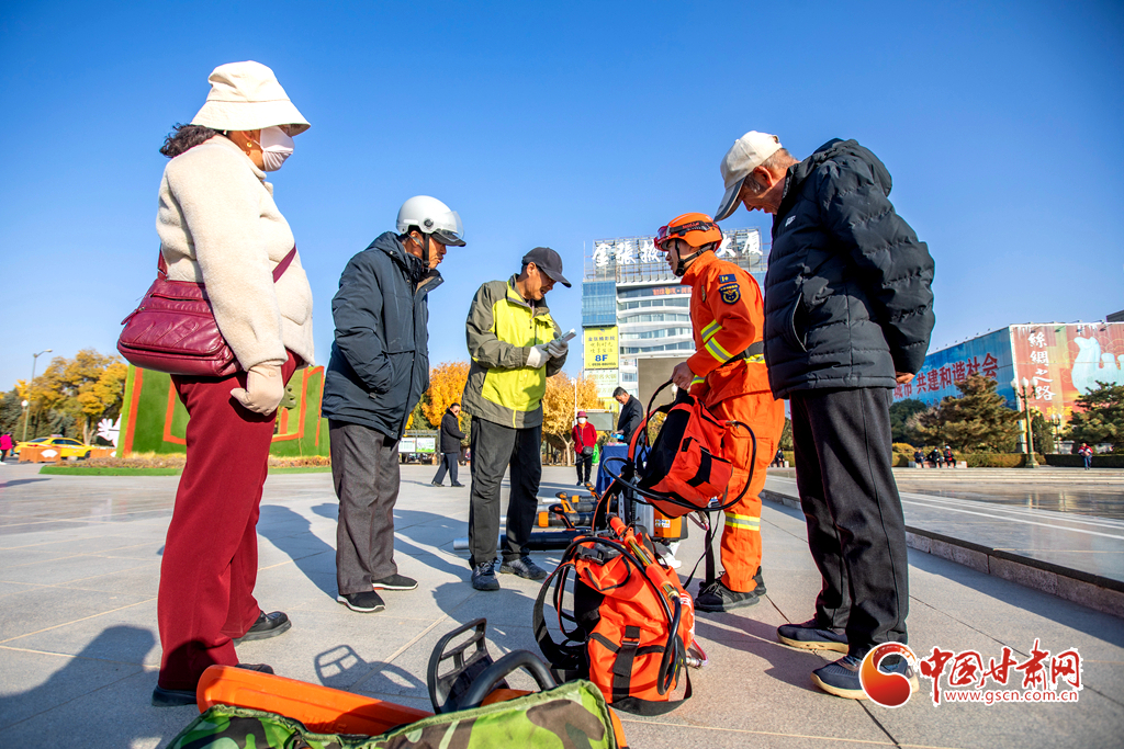 消防队员给群众讲解灭火水枪的使用方法