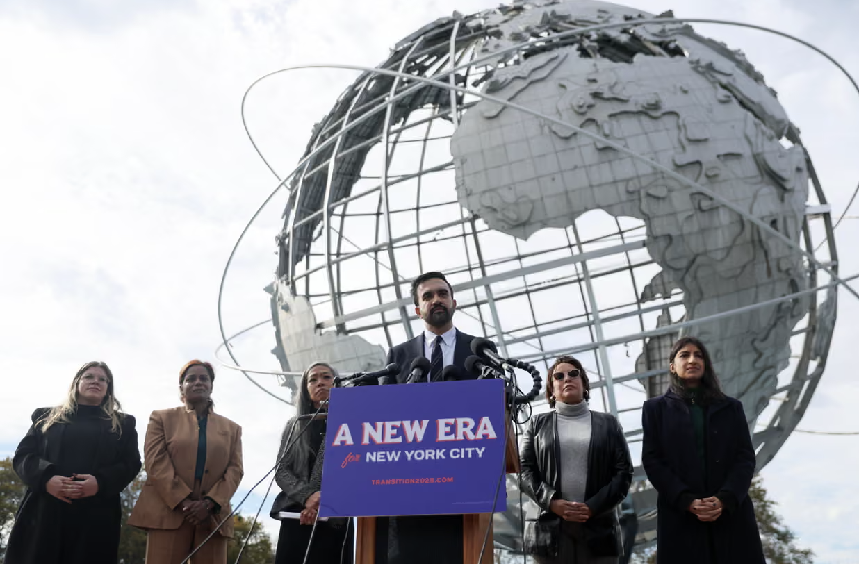 马姆达尼与他的过渡团队成员合影