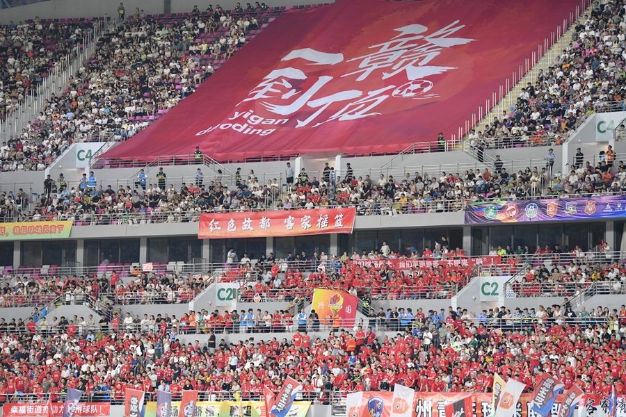 7月20日,“一赣到顶”的巨幅海报现身赣州“鸟巢”。