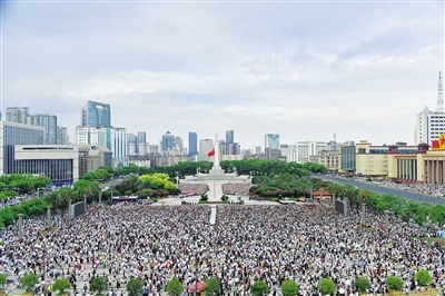 市民游客齐聚八一广场观看升旗仪式