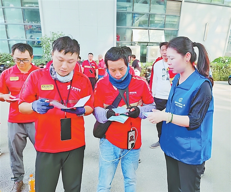 补充工伤保险政策宣传。江西日报全媒体记者 侯艺松摄