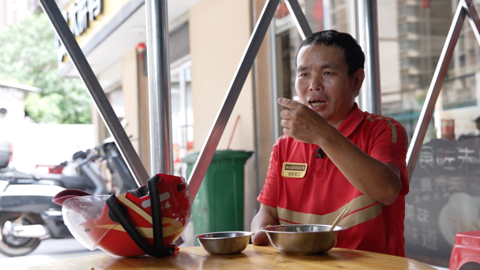 破防了！断手骑手自述曾因超时被骂到想哭，直到一位顾客追出来给他一袋粽子……