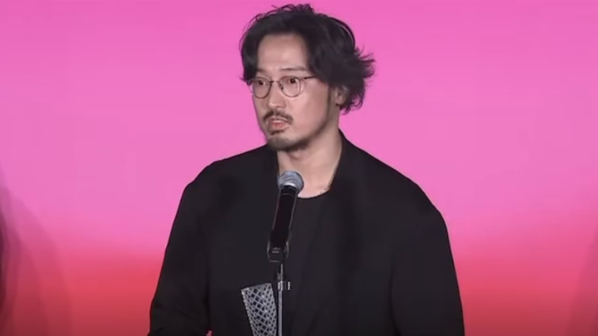 王传君凭《春树》斩获东京电影节最佳男演员，发言感谢白百何、刘丹：她们高光的表现，照亮了在角落的我