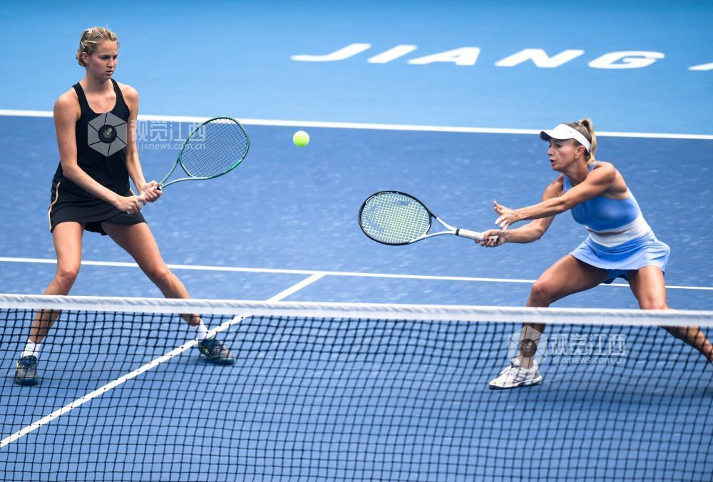 奥夫恰连科/威伯利-史密斯组合在比赛中。