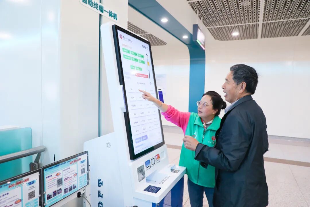 市民使用“医疗自助终端”一体机。