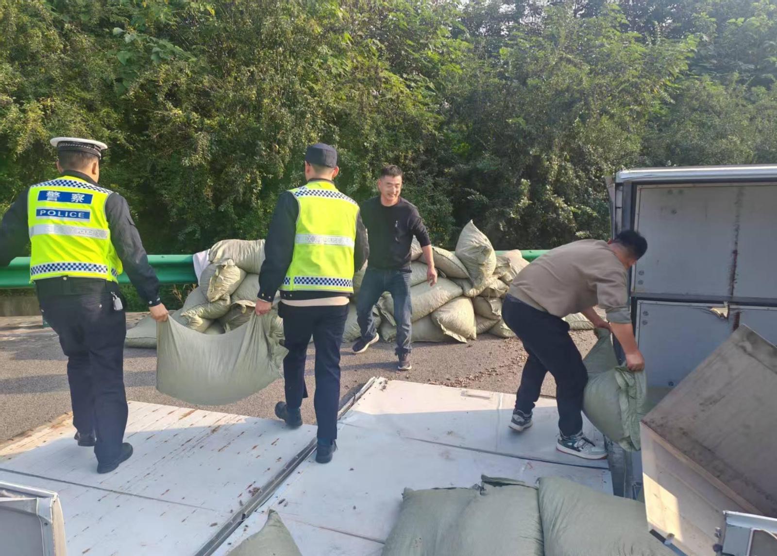 暖“心”闻:5吨木屑散落高速 暖心救援为司机减损失