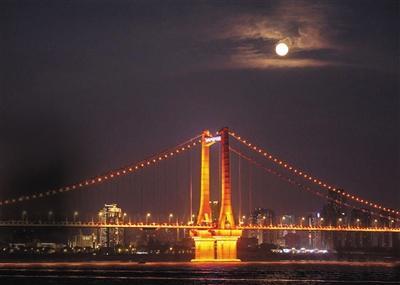 “超級月亮”現(xiàn)身江城 攝影:楚天都市報極目新聞記者宋枕濤