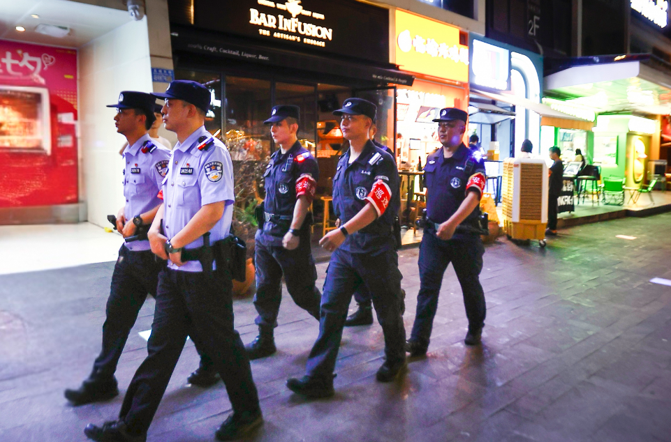 江北“九街义警”与民警一同开展夜间巡逻