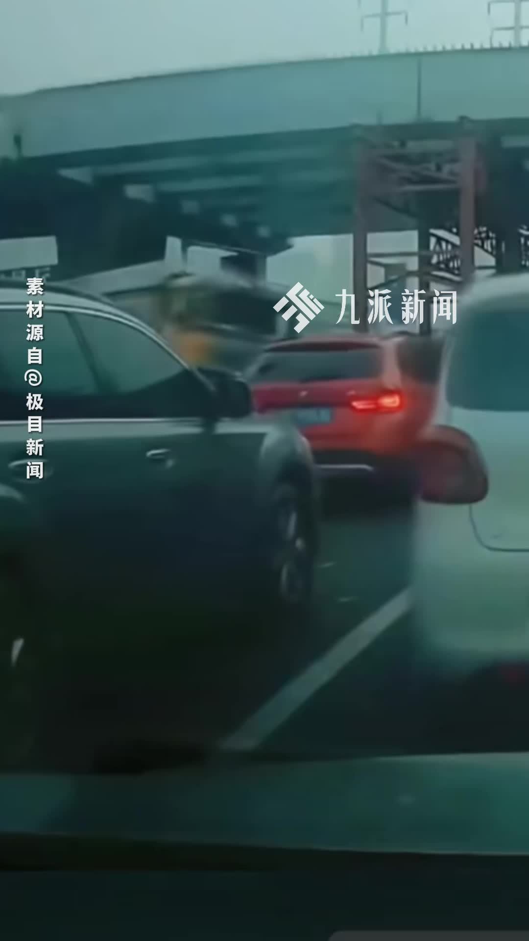 警方通报大货车转弯侧翻：致1死1伤，司机被采取刑事强制措施