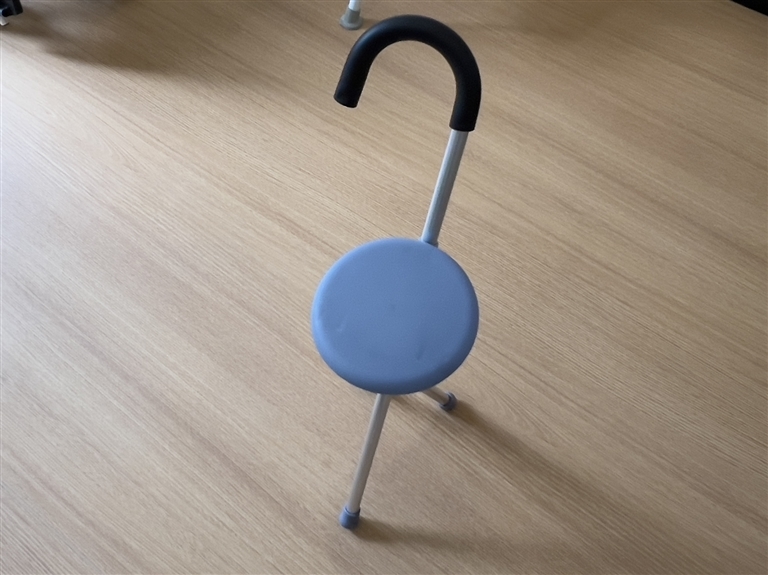 一家公司研发的多用拐杖。记者 赵大明 摄