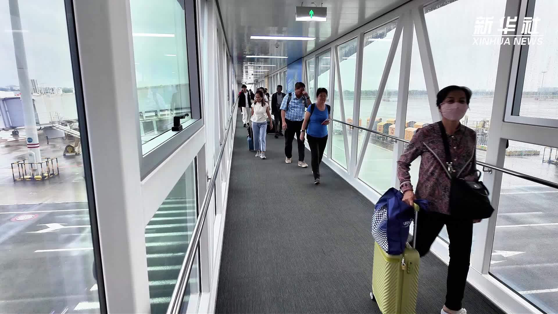 海口美兰机场迎来首批24小时直接过境免办出入境边防检查查验手续旅客