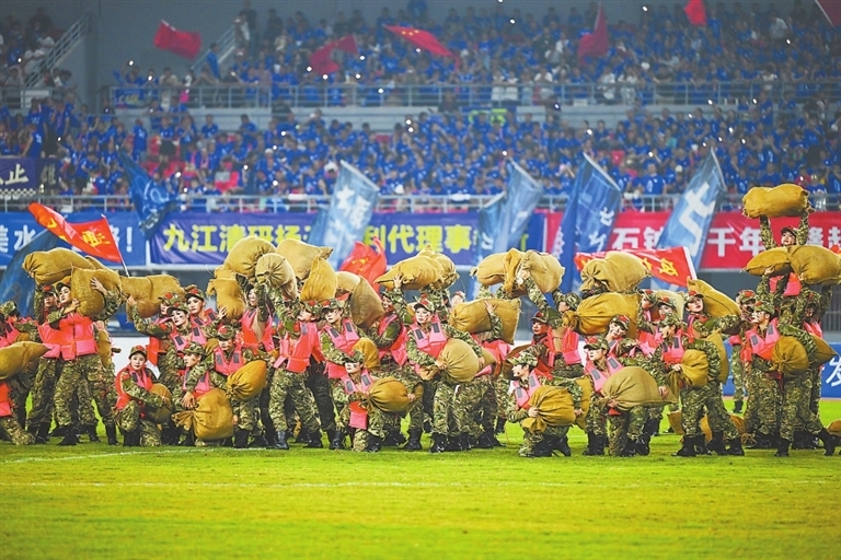 10月11日,九江市体育中心,万人合唱《为了谁》,把抗洪精神的滚烫情怀唱进人心。