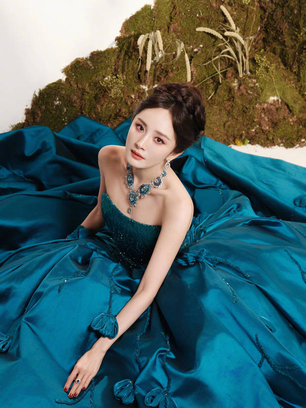 杨幂盘发造型精致俏丽。