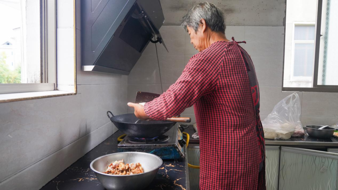 王梅香正在做菜