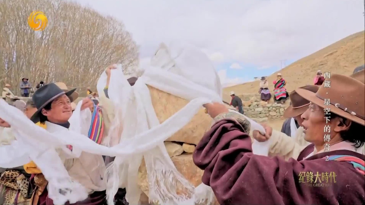 这里的开耕是场庄重的对话：混合的青稞酒敬给苍穹，巨石上的哈达飘向云端