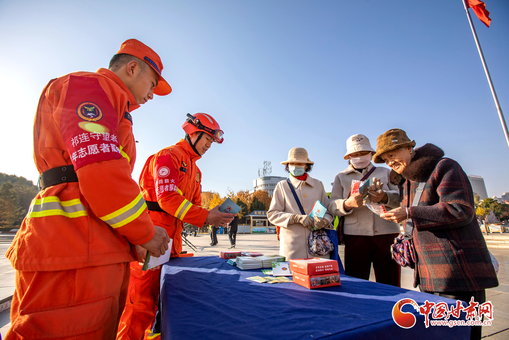 消防队员向群众发放消防安全知识宣传手册