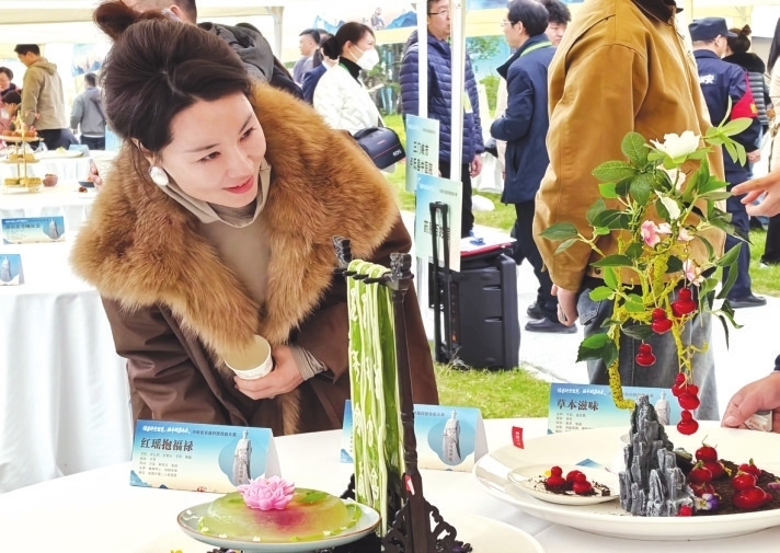 10月23日，在南阳医圣文化园，游客正在了解药膳美食。