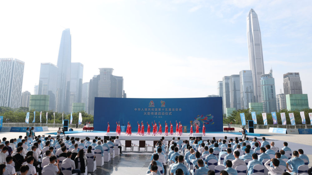 第十五届全运会火炬传递深圳启动！“夸父”人形机器人火炬手亮相 科技元素展现城市特色