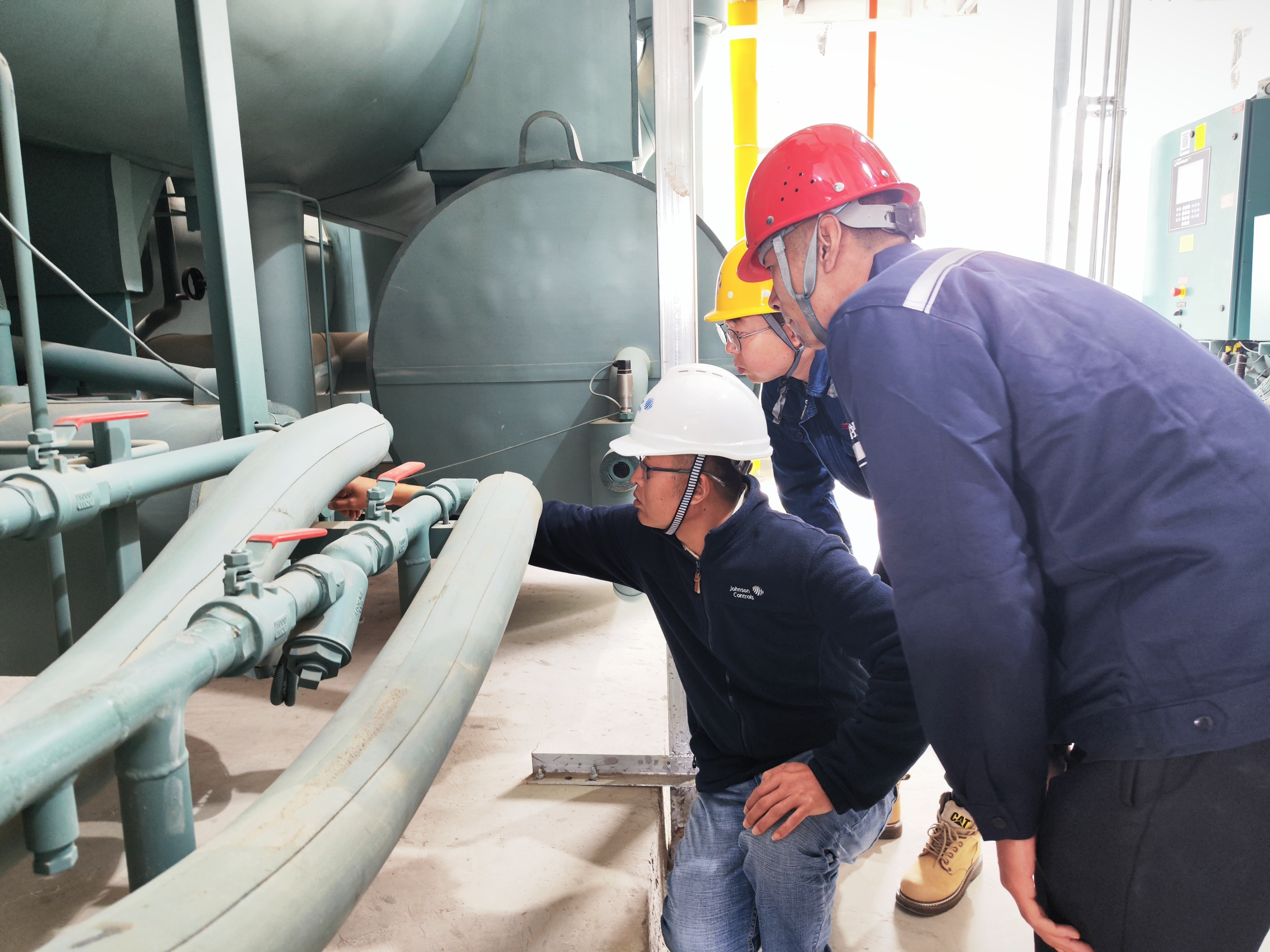 工作人员检查热泵机组