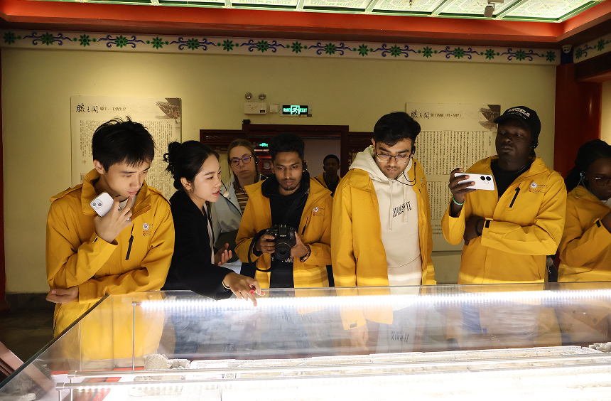 中外学子共赴文化之约:“跨域文韵”之旅让中国红与英伦风撞出青春火花