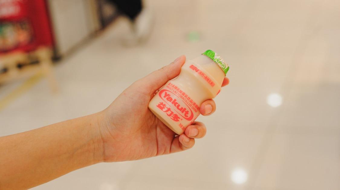 一年连关两厂，风靡全国的顶流养乐多为啥没人买了？